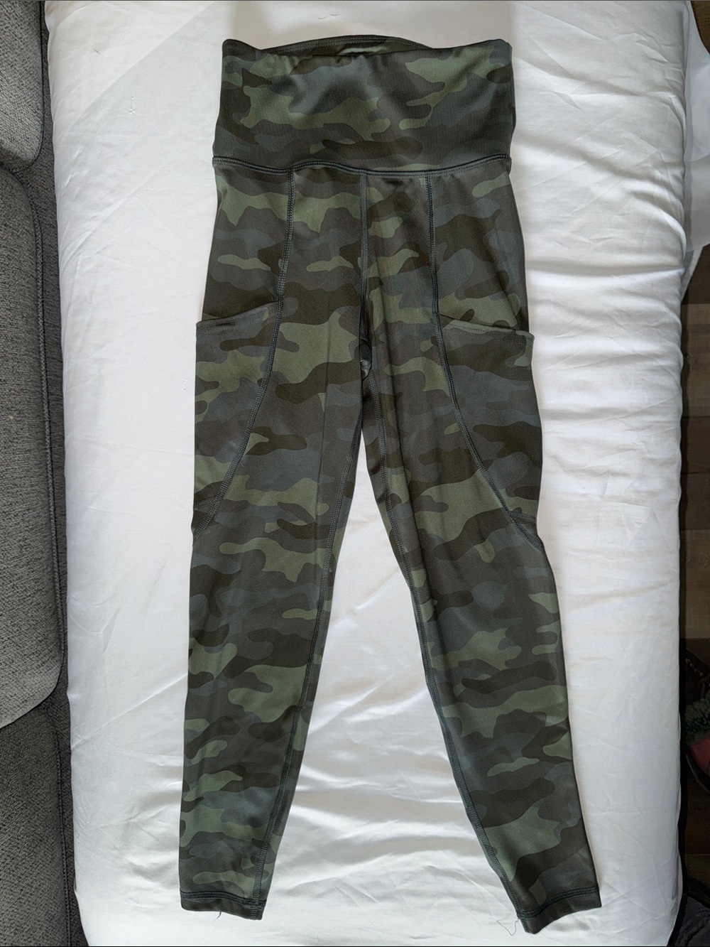 American Eagle Outfitters Green Camo Leggings - XS Short